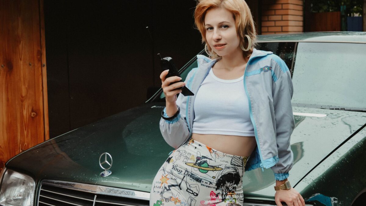 Vrouw in een Y2K-geïnspireerde outfit