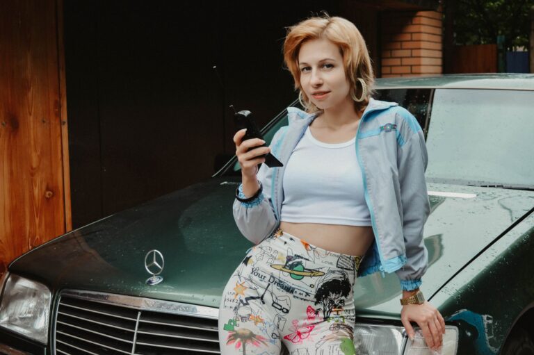 Vrouw in een Y2K-geïnspireerde outfit