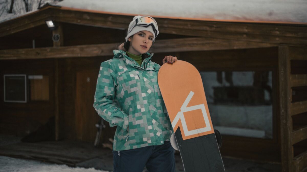 Vrouw in après-ski outfit
