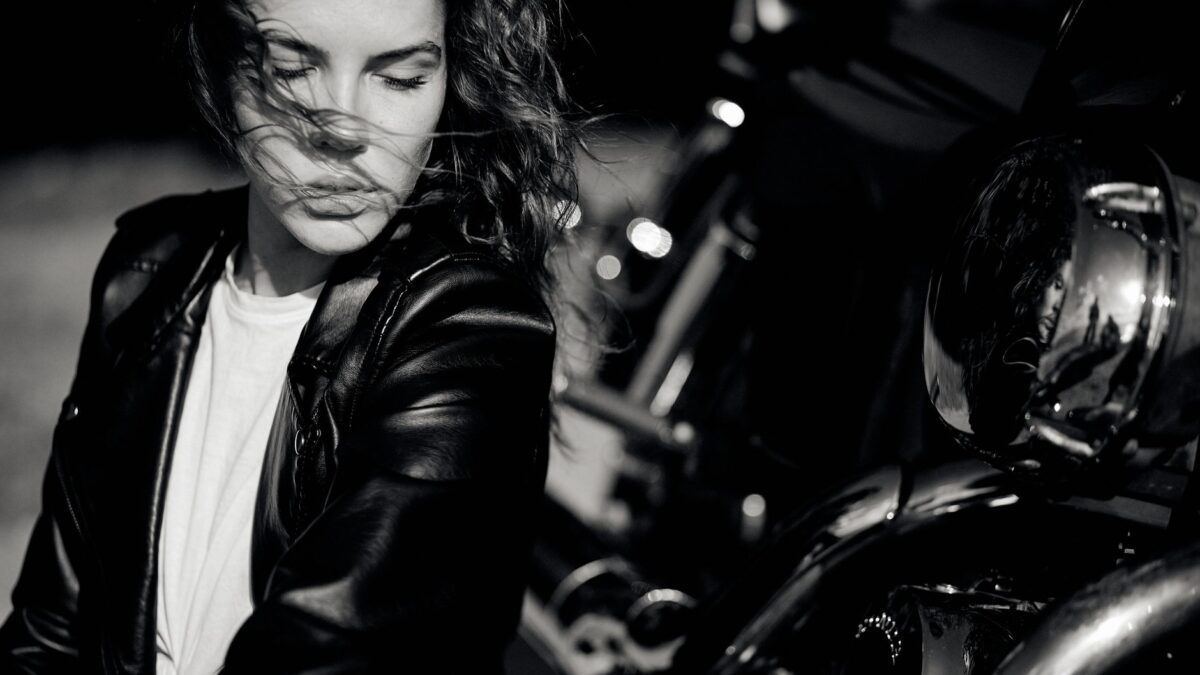 Vrouw in een leren biker jas op straat