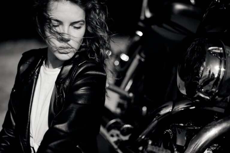 Vrouw in een leren biker jas op straat