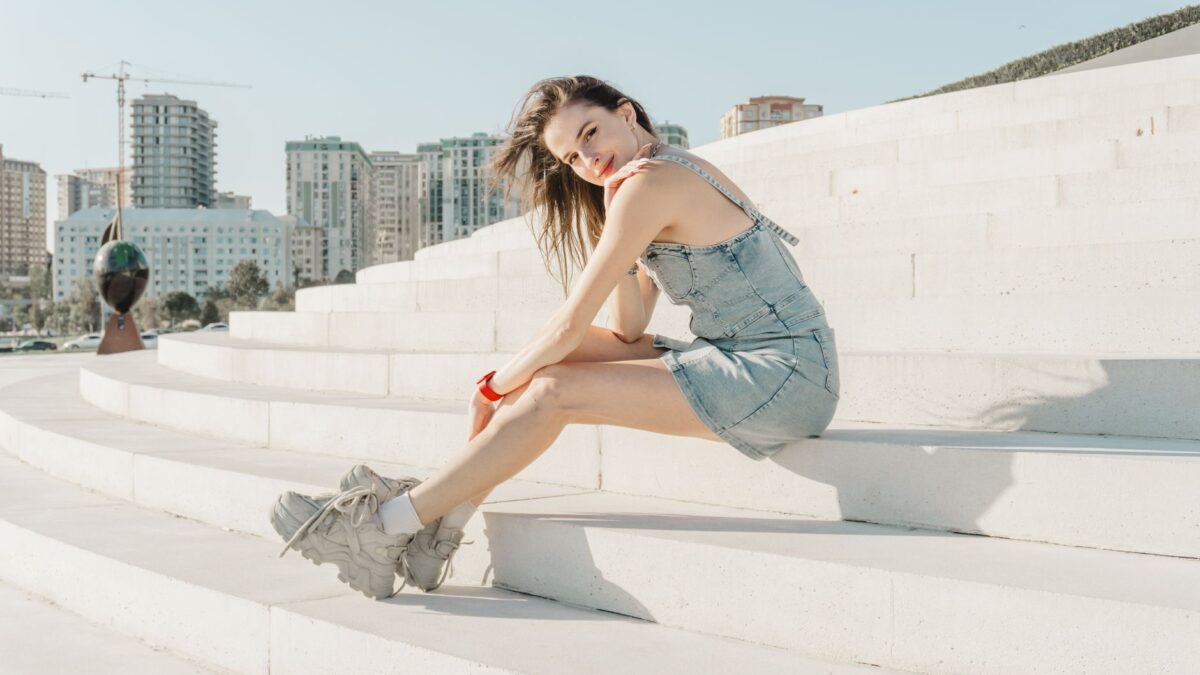 Vrouw in een casual denim jurk
