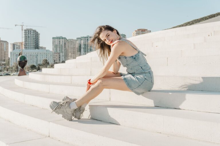 Vrouw in een casual denim jurk