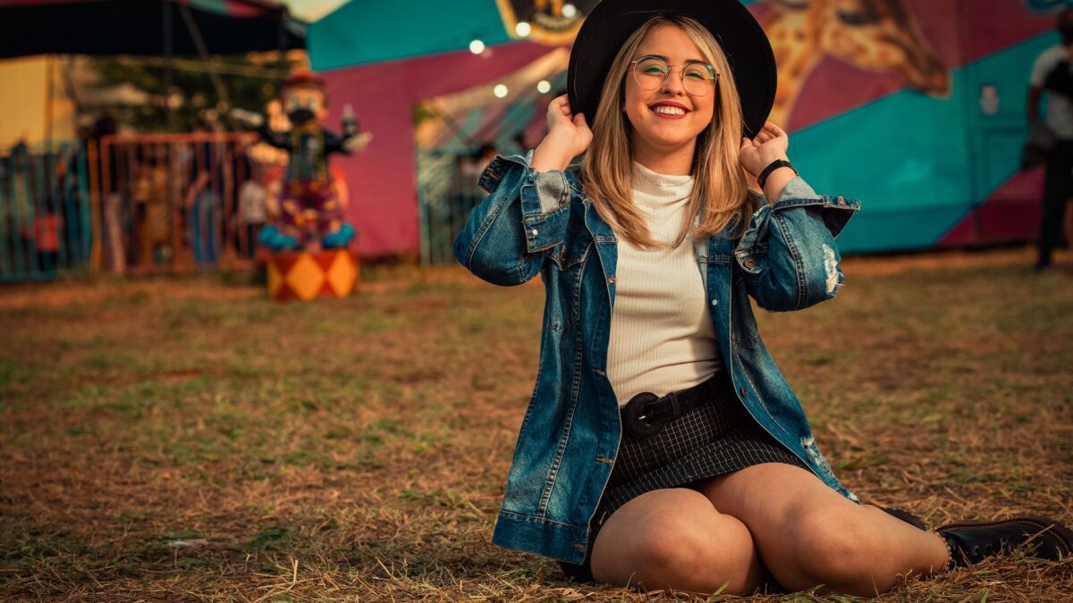 Vrouw in een festival outfit