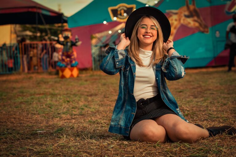 Vrouw in een festival outfit
