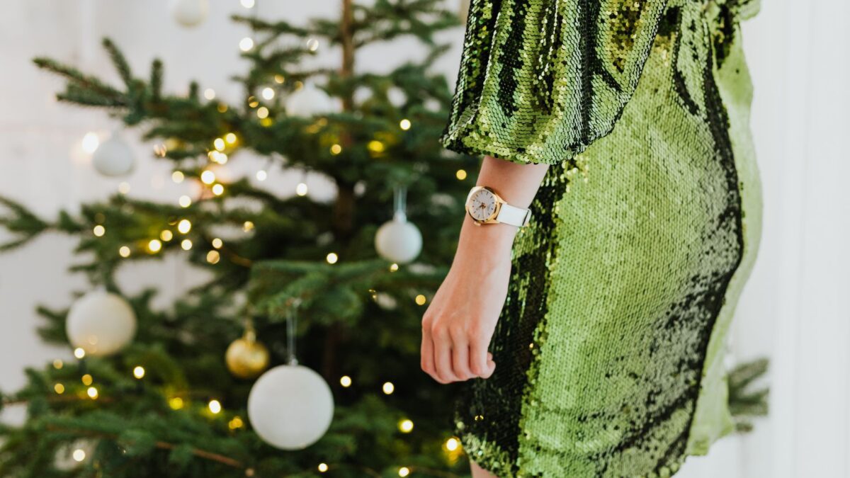 Vrouw in een glinsterende glitterjurk