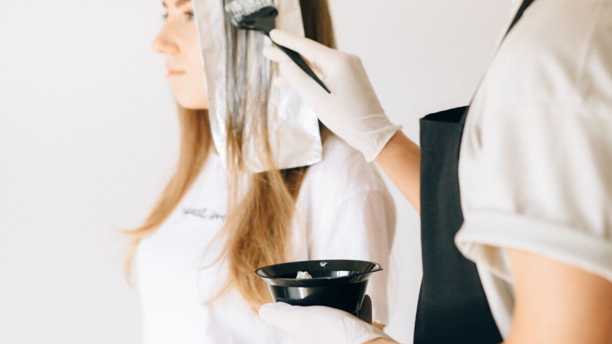 Vrouw die thuis haar haar verft