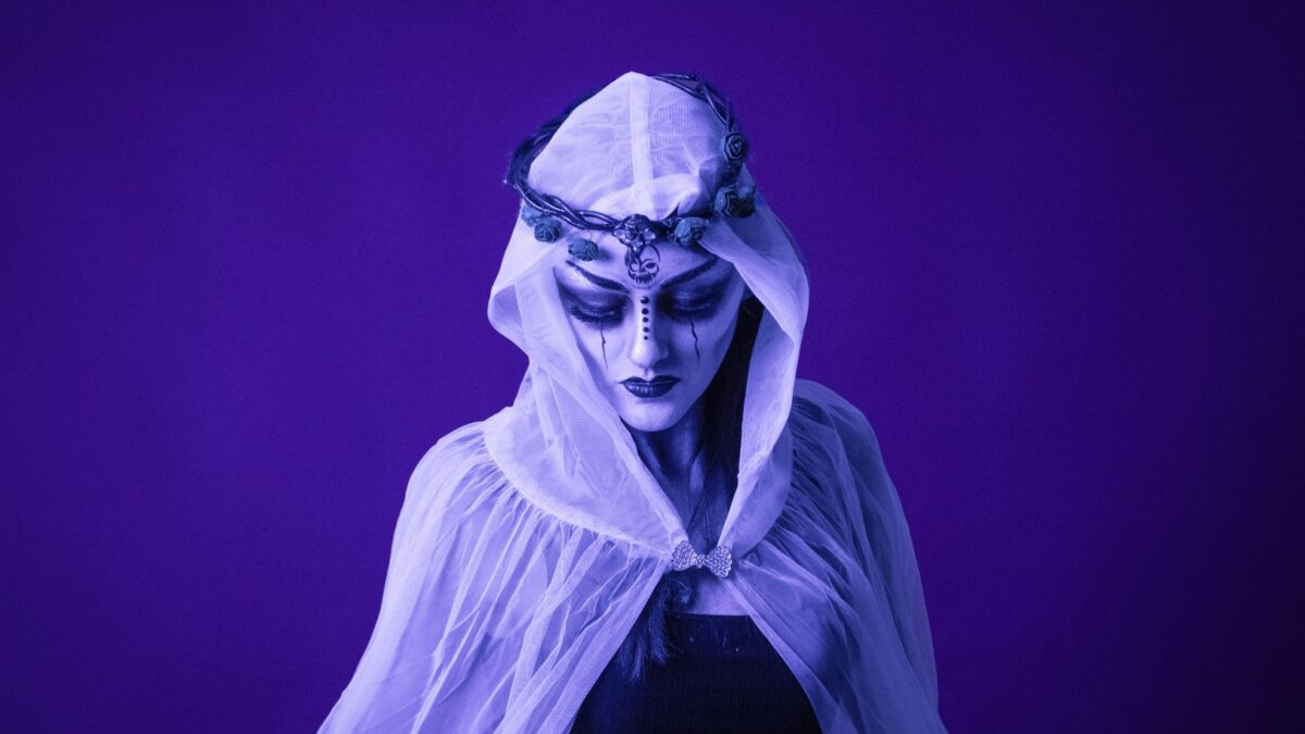 Vrouw in een stijlvolle Halloween outfit