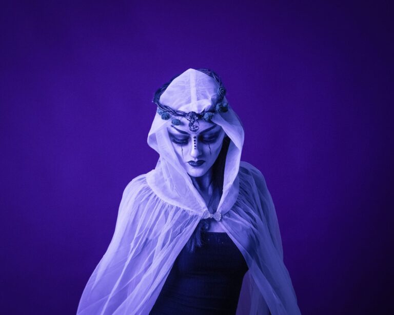 Vrouw in een stijlvolle Halloween outfit
