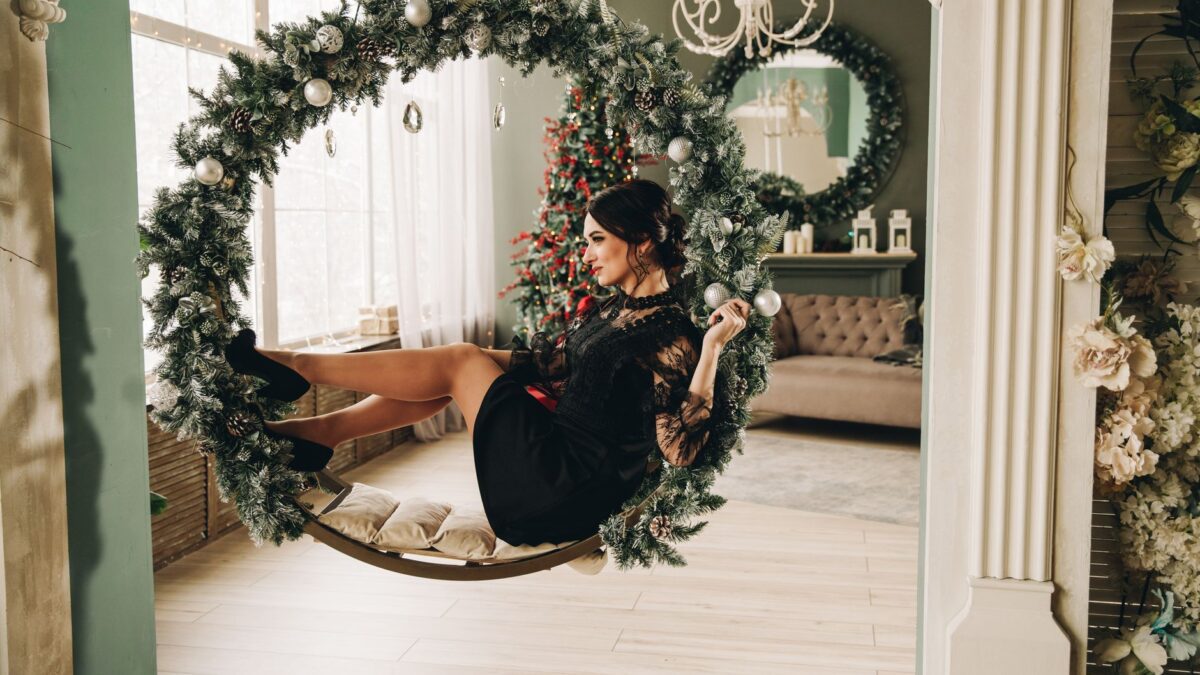 Vrouw in feestelijke kerstoutfit
