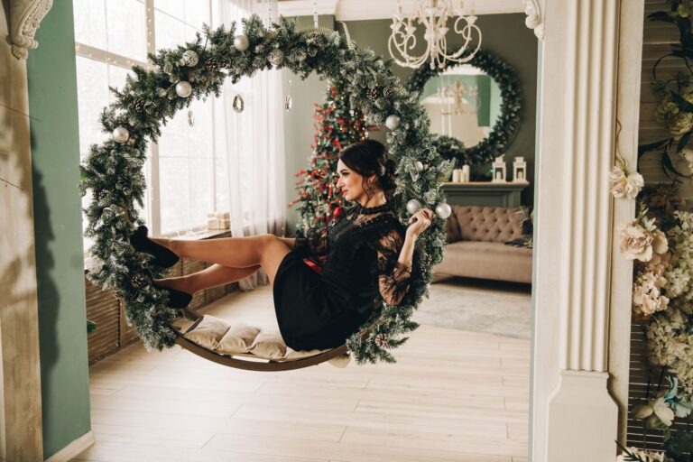 Vrouw in feestelijke kerstoutfit