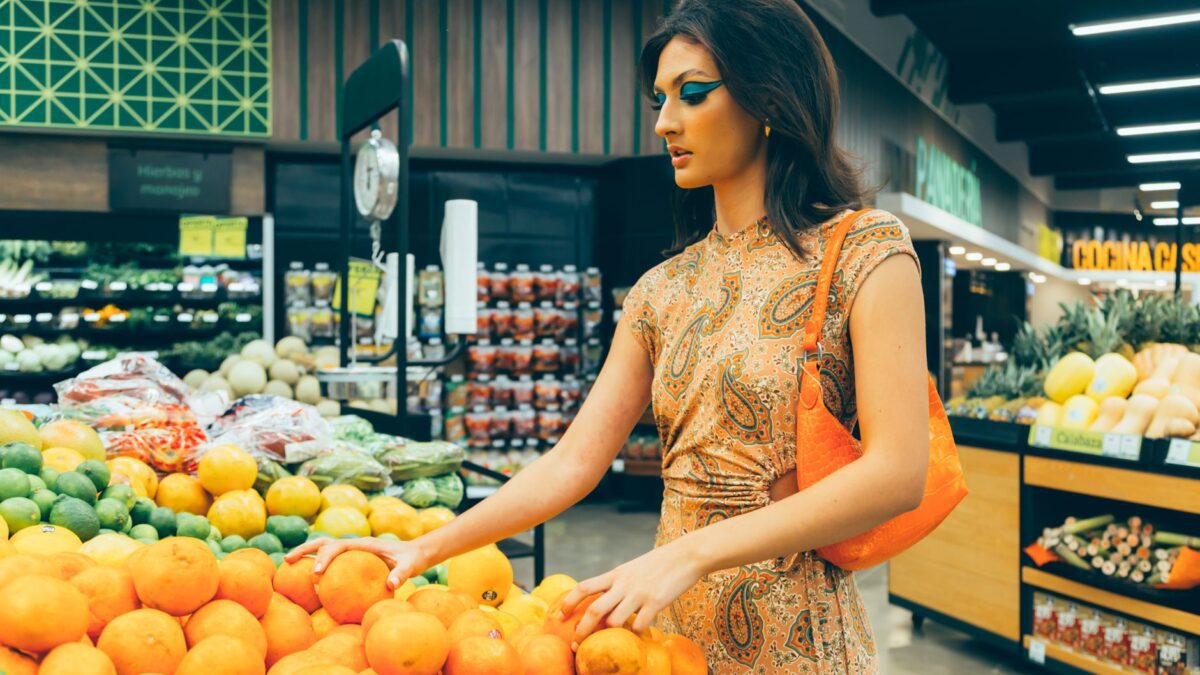 Vrouw in oranje outfit