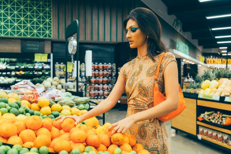 Vrouw in oranje outfit