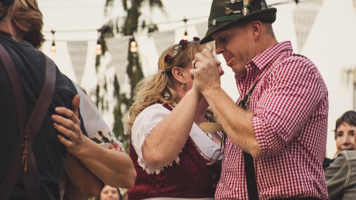 Vrouw in een dirndl-outfit