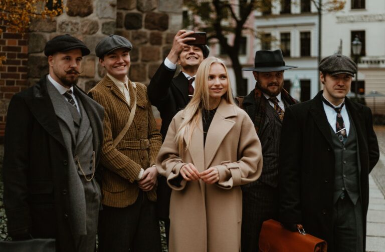 Vrouw in jaren-twintig themalook met tweed