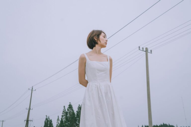 Vrouw in een elegante witte jurk